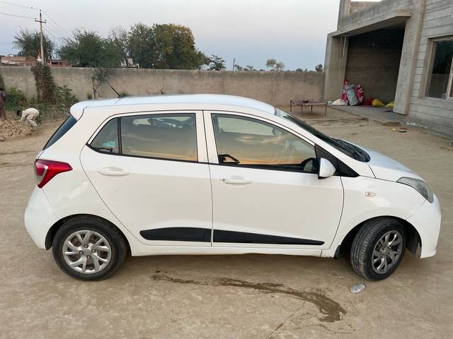 https://images10.gaadi.com/usedcar_image/00B9BE77-2602-48F7-AAFA-F8C82C8BCA0A/original/b2b51488-5be7-4c77-ba63-83236be8fe1d.jpg?imwidth=6401