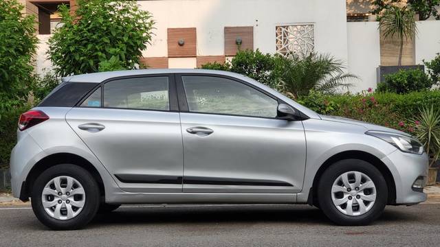 https://images10.gaadi.com/usedcar_image/07B8C446-E3AF-4540-BB9B-625320ABA83E/original/99a12ef8-ae05-4093-9733-a16b19d67df1.jpg?imwidth=6401