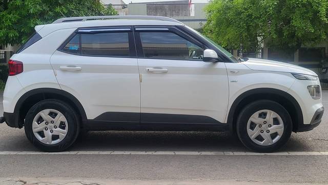 https://images10.gaadi.com/usedcar_image/07B8C446-E3AF-4540-BB9B-625320ABA83E/original/fdb12463-fda8-47eb-907b-49011bbce971.jpg?imwidth=6401