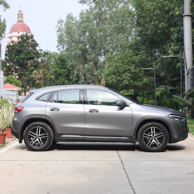https://images10.gaadi.com/usedcar_image/0B1C55BE-F7E7-469D-AA39-A705A48EAB59/original/44ae2b63-3e10-4e53-a7ec-7ee9af43224b.jpg?imwidth=6401
