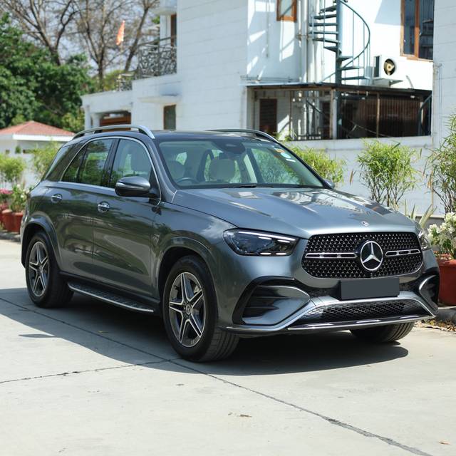 https://images10.gaadi.com/usedcar_image/0B1C55BE-F7E7-469D-AA39-A705A48EAB59/original/706b10e8-7224-42de-96fe-cefce7f969ec.jpg?imwidth=6400