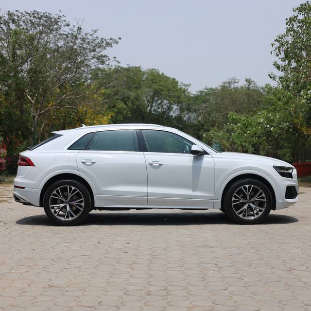https://images10.gaadi.com/usedcar_image/0B1C55BE-F7E7-469D-AA39-A705A48EAB59/original/86bdd10d-73bf-4366-86f0-b25d7b5af2af.jpg?imwidth=6401