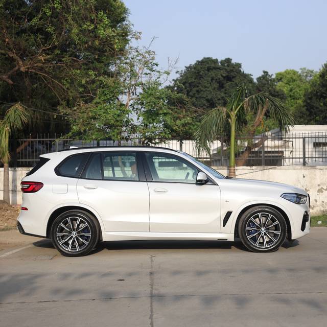 https://images10.gaadi.com/usedcar_image/0B1C55BE-F7E7-469D-AA39-A705A48EAB59/original/8fff87f7-d459-47b1-b927-4eda8d9b9b2f.jpg?imwidth=6401