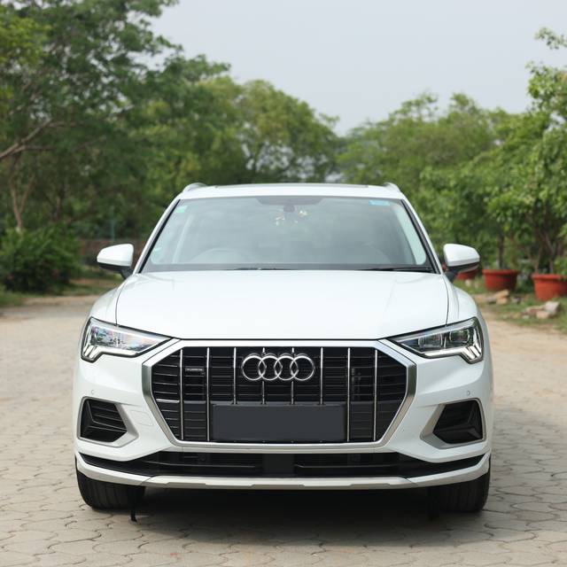 https://images10.gaadi.com/usedcar_image/0B1C55BE-F7E7-469D-AA39-A705A48EAB59/original/e4e42ad1-469b-47f6-955a-045341263fce.jpg?imwidth=6400