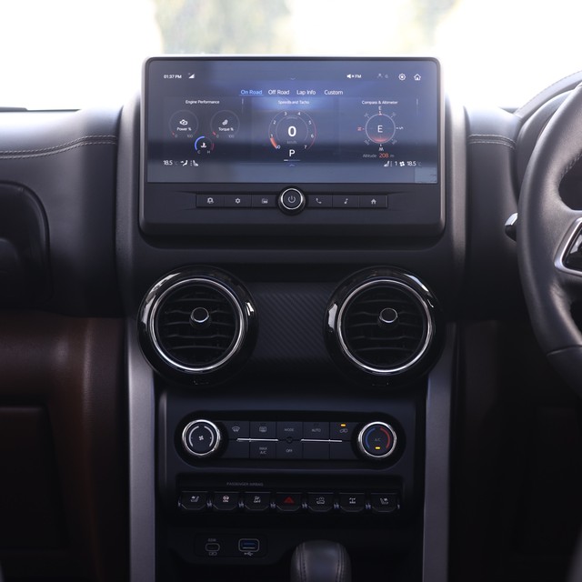 Second-hand 2025 Mahindra Thar ROXX AX7L 4WD Diesel AT for sale in New Delhi-16