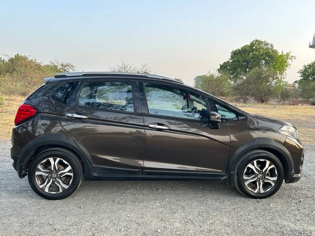 https://images10.gaadi.com/usedcar_image/15F0DB77-37AF-45B4-BF5F-684C6905C710/original/6d3c9fdf-6d30-4a09-aea3-6a14be8978d5.jpg?imwidth=6401