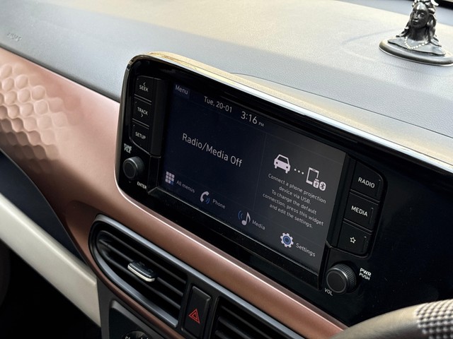 Second-hand 2023 Hyundai Aura SX CNG for sale in Thane-5