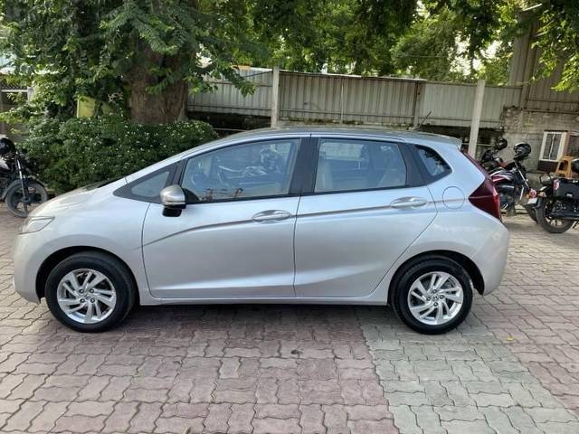 https://images10.gaadi.com/usedcar_image/1A8FD64E-6106-4A53-86C0-1EDBFB7A42A3/original/7175c7ab-fd4e-40be-ba53-f3ba63b07077.jpg?imwidth=6402