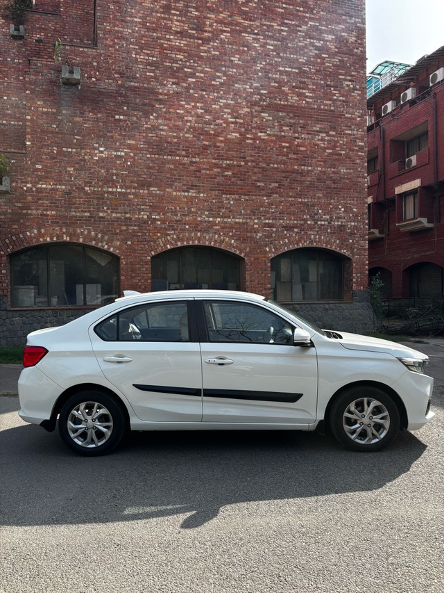 Second-hand 2018 Honda Amaze V CVT Petrol BSIV for sale in New Delhi-3