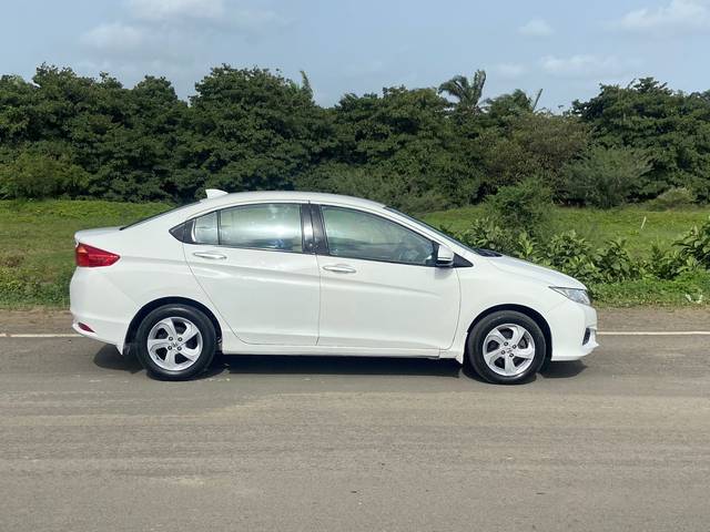 https://images10.gaadi.com/usedcar_image/29C56742-35CA-44CD-A475-DA179D5F87A6/original/20e5afe1-326d-423b-8135-e89d39c15547.jpg?imwidth=6401