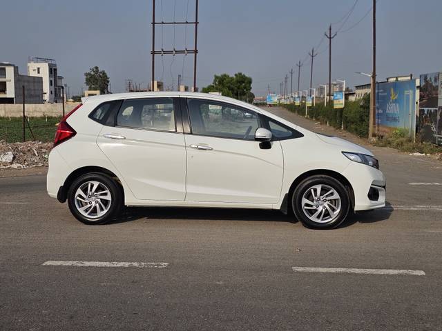 https://images10.gaadi.com/usedcar_image/29C56742-35CA-44CD-A475-DA179D5F87A6/original/34544882-711c-4624-9207-1b97105d1c38.jpg?imwidth=6401