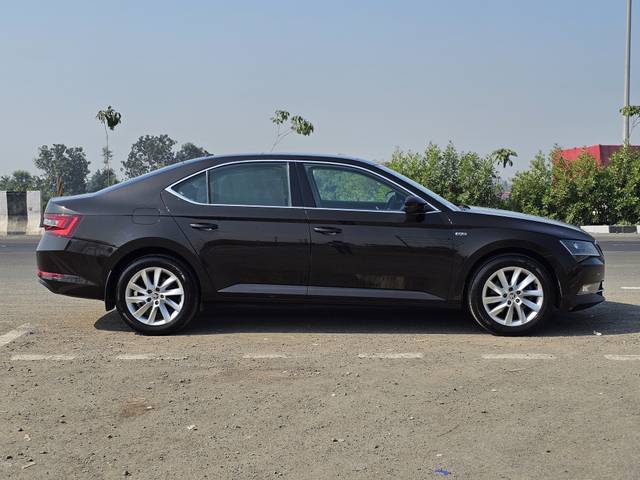 https://images10.gaadi.com/usedcar_image/29C56742-35CA-44CD-A475-DA179D5F87A6/original/94efc43c-4214-46cc-b969-749ad1b0c5a2.jpg?imwidth=6401
