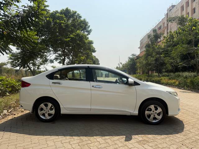 https://images10.gaadi.com/usedcar_image/2E9B8679-AFA3-42C7-A73A-A4A8F4C481A8/original/09ecad9d-2860-41d2-b24d-551229529e51.jpg?imwidth=6401
