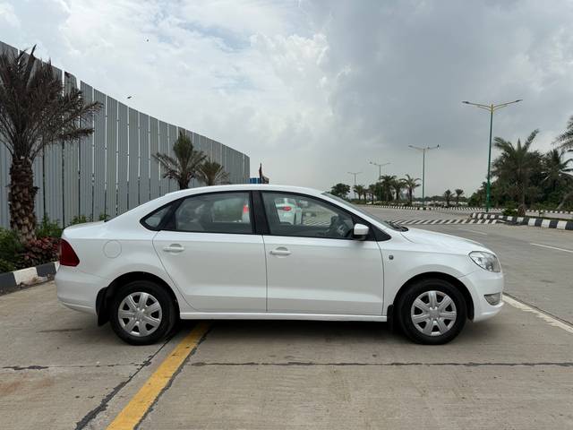 https://images10.gaadi.com/usedcar_image/2E9B8679-AFA3-42C7-A73A-A4A8F4C481A8/original/0e153001-0415-4f7c-9ff1-6cb119ea9d96.jpg?imwidth=6401