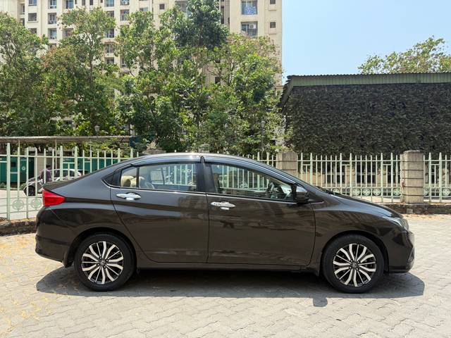 https://images10.gaadi.com/usedcar_image/2E9B8679-AFA3-42C7-A73A-A4A8F4C481A8/original/5c86258e-7c70-49f4-a0dd-b6fa6a564ead.jpg?imwidth=6401