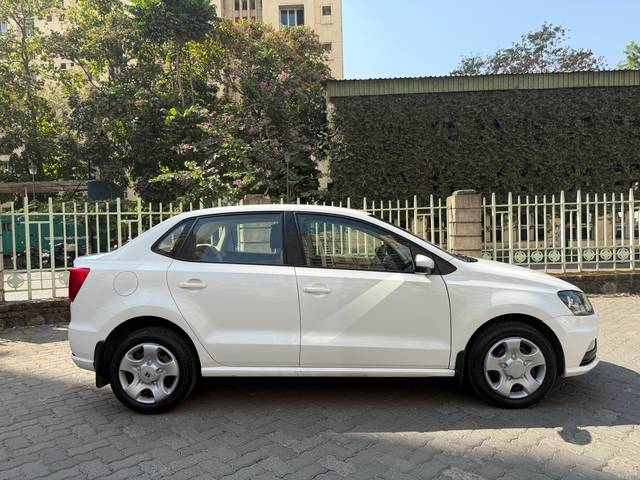 https://images10.gaadi.com/usedcar_image/2E9B8679-AFA3-42C7-A73A-A4A8F4C481A8/original/7d62875c-af81-4b8c-883e-11a20098eb89.jpg?imwidth=6400