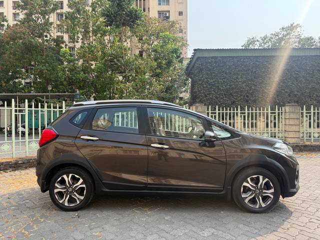 https://images10.gaadi.com/usedcar_image/2E9B8679-AFA3-42C7-A73A-A4A8F4C481A8/original/963cd881-a054-4e88-8501-0be143e8e602.jpg?imwidth=6401