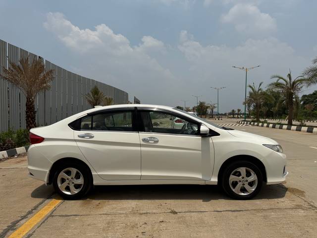 https://images10.gaadi.com/usedcar_image/2E9B8679-AFA3-42C7-A73A-A4A8F4C481A8/original/b2ebb447-afb8-4a34-b49c-53f71c4948ce.jpg?imwidth=6401