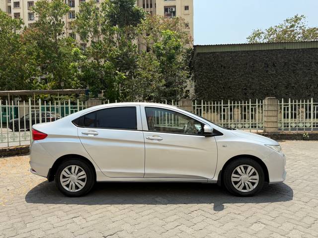 https://images10.gaadi.com/usedcar_image/2E9B8679-AFA3-42C7-A73A-A4A8F4C481A8/original/cd647b37-b93c-432f-91e2-82d6c2fbaf8f.jpg?imwidth=6401