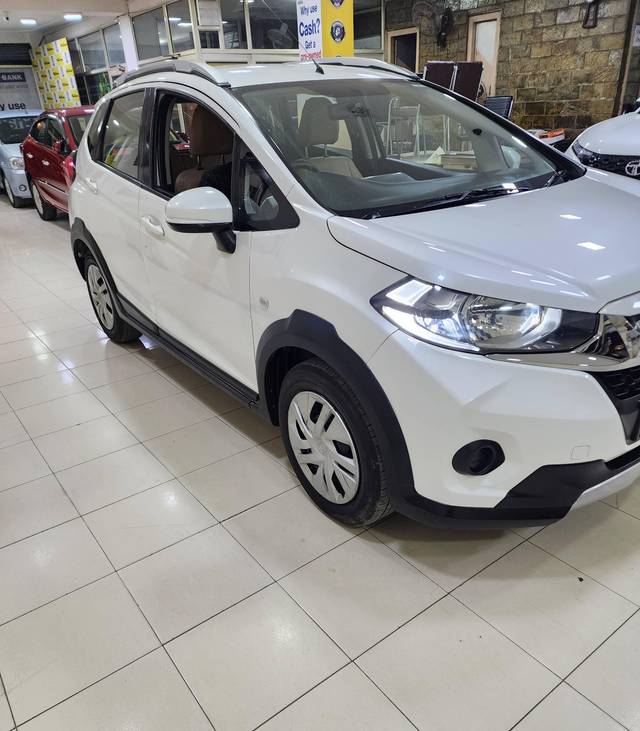 https://images10.gaadi.com/usedcar_image/3345404/original/usedcar_20230202_194922_2680974_1681671131_9db01c23-d979-4cda-ab65-96b81d81212d.jpg?imwidth=6400