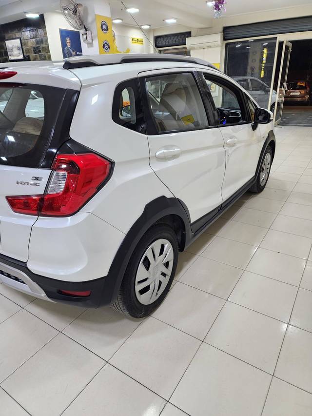 https://images10.gaadi.com/usedcar_image/3345404/original/usedcar_20230202_195030_2680974_1681671148_9db01c23-d979-4cda-ab65-96b81d81212d.jpg?imwidth=6401