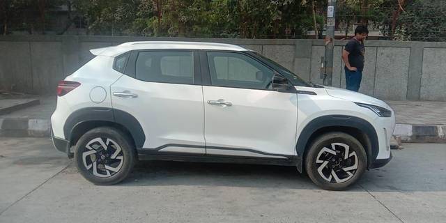 https://images10.gaadi.com/usedcar_image/3372282/original/VCC_IMG_1676538868699_1696154_97_1676539182_23b0a998-413e-4eb0-9d81-acb9f369bf07.jpg?imwidth=6402