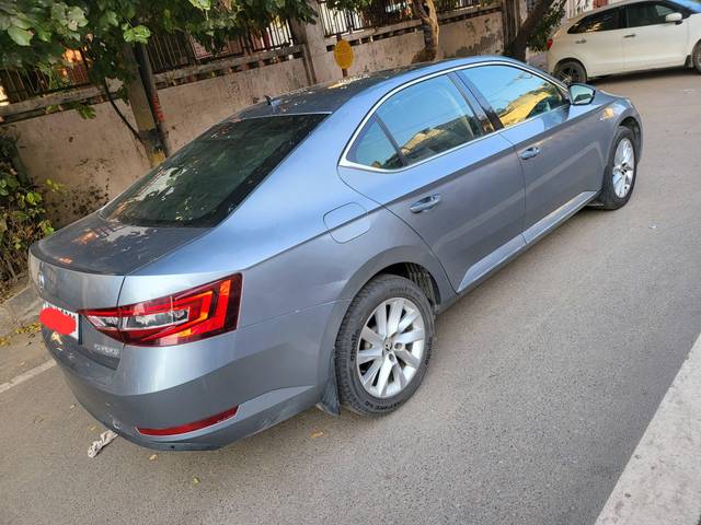 https://images10.gaadi.com/usedcar_image/3376597/original/used_car_2708671_1677325101_ce2241d6-7e02-4b93-9018-f81dfc763b6a.jpg?imwidth=6400