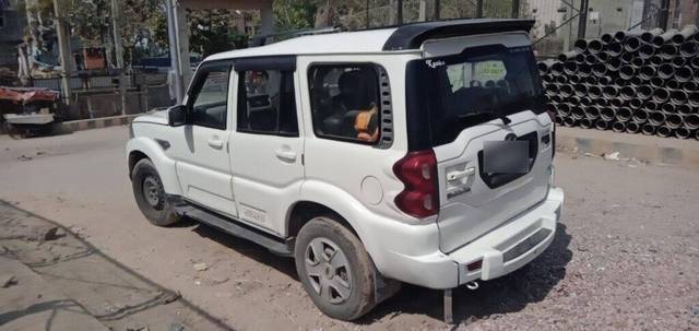 https://images10.gaadi.com/usedcar_image/3392877/original/VCC_1710208_327_1678534865_298c073a-8849-4bf1-91c9-f3e4e90911e1.jpg?imwidth=6402