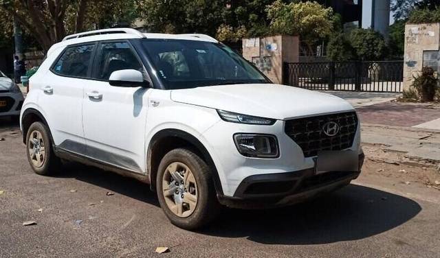 https://images10.gaadi.com/usedcar_image/3392879/original/VCC_1710288_116_1678534597_04ac1ed4-ecaf-4334-8d88-44aa3ff5a29e.jpg?imwidth=6400