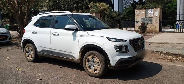 https://images10.gaadi.com/usedcar_image/3392879/original/VCC_1710288_334_1678534460_04ac1ed4-ecaf-4334-8d88-44aa3ff5a29e.jpg?imwidth=6401