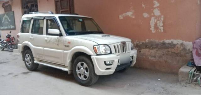 https://images10.gaadi.com/usedcar_image/3393330/original/VCC_1710518_116_1678601160_c3e87868-f543-4e54-8f4d-b5b70708693b.jpg?imwidth=6400