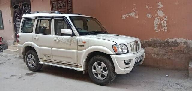 https://images10.gaadi.com/usedcar_image/3393330/original/VCC_IMG_1678534343703_1710518_334_1678534406_c3e87868-f543-4e54-8f4d-b5b70708693b.jpg?imwidth=6401