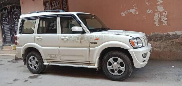 https://images10.gaadi.com/usedcar_image/3393330/original/VCC_IMG_1678534348604_1710518_333_1678534407_c3e87868-f543-4e54-8f4d-b5b70708693b.jpg?imwidth=6402
