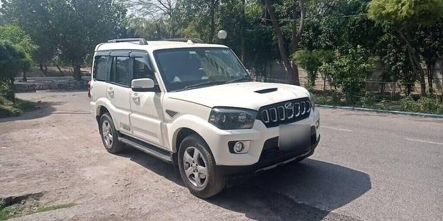 https://images10.gaadi.com/usedcar_image/3394266/original/VCC_1710904_116_1678627085_374f94df-5ebe-4c84-83fb-e90c3fb233e1.jpg?imwidth=6400