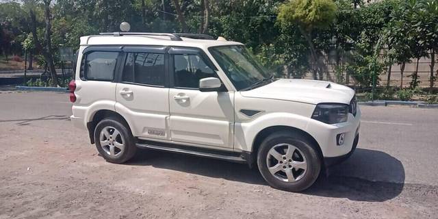 https://images10.gaadi.com/usedcar_image/3394266/original/VCC_IMG_1678608054953_1710904_333_1678608491_374f94df-5ebe-4c84-83fb-e90c3fb233e1.jpg?imwidth=6401