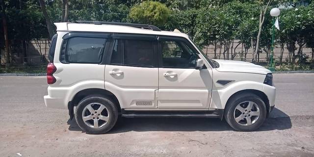 https://images10.gaadi.com/usedcar_image/3394266/original/VCC_IMG_1678608096227_1710904_97_1678608493_374f94df-5ebe-4c84-83fb-e90c3fb233e1.jpg?imwidth=6402