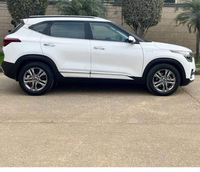 https://images10.gaadi.com/usedcar_image/3396633/original/used_car_2726509_1678960907_8a6fbbe6-a81d-4367-b52a-c6ca74528f0e.jpg?imwidth=6401