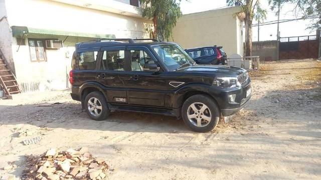https://images10.gaadi.com/usedcar_image/3396741/original/VCC_IMG_1678793692389_1712071_333_1678794115_de9e1750-3239-4850-8a8d-60b8b1a63343.jpg?imwidth=6402