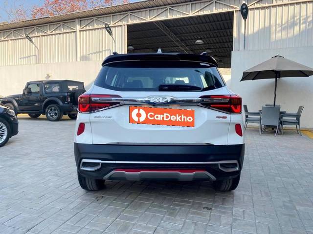 https://images10.gaadi.com/usedcar_image/3397870/original/usedcar_1_4__10151679053986_1679054596_52ed4efa-5d19-4e7d-accf-fd9017a17a79.jpeg?imwidth=6401