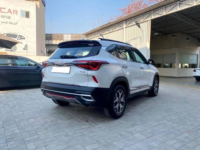 https://images10.gaadi.com/usedcar_image/3397870/original/usedcar_1_5__10151679053986_1679054595_52ed4efa-5d19-4e7d-accf-fd9017a17a79.jpeg?imwidth=6400