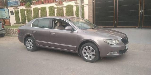 https://images10.gaadi.com/usedcar_image/3399193/original/VCC_IMG_1678968717409_1713260_333_1678969230_728dca3a-a10d-4f9c-aa6d-dd03b1fd1cb3_8d34d0e8-b225-45d9-b746-43a2a98a0c3a.jpg?imwidth=6401