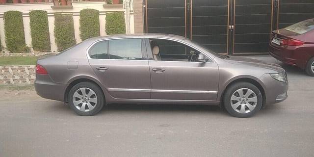https://images10.gaadi.com/usedcar_image/3399193/original/VCC_IMG_1678968721897_1713260_97_1678969229_728dca3a-a10d-4f9c-aa6d-dd03b1fd1cb3_8d34d0e8-b225-45d9-b746-43a2a98a0c3a.jpg?imwidth=6402
