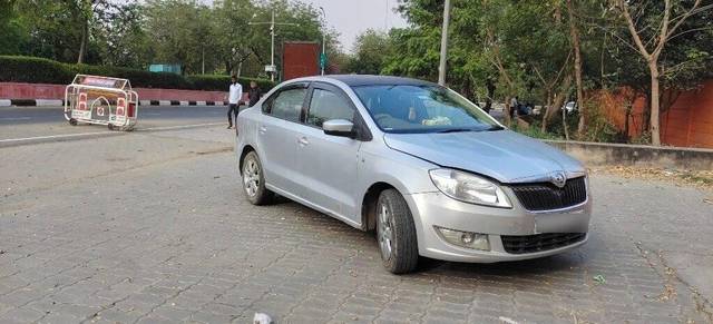 https://images10.gaadi.com/usedcar_image/3399207/original/VCC_1713206_116_1679046207_8bf8d54b-1e31-4f13-b567-440780f2b625.jpg?imwidth=6400