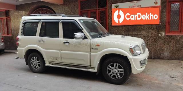 https://images10.gaadi.com/usedcar_image/3399284/original/VCC_IMG_1678963818224_1713197_333_1678964215_9c499128-e429-4db5-8a03-a3013cd662c3.jpg?imwidth=6401