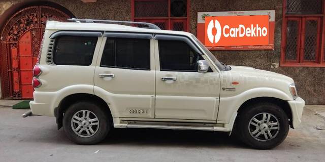 https://images10.gaadi.com/usedcar_image/3399284/original/VCC_IMG_1678963823501_1713197_97_1678964261_9c499128-e429-4db5-8a03-a3013cd662c3.jpg?imwidth=6402