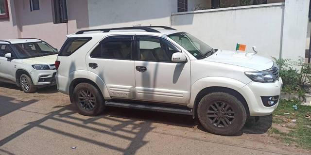 https://images10.gaadi.com/usedcar_image/3400405/original/VCC_IMG_1679122188970_1714611_333_1679122398_6d776e7c-0be0-4860-a04a-510b14914d30.jpg?imwidth=6402