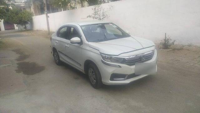 https://images10.gaadi.com/usedcar_image/3400735/original/VCC_1715009_116_1679214811_a0262855-8174-4f95-b4b0-50fc62bc7ee1.jpg?imwidth=6400