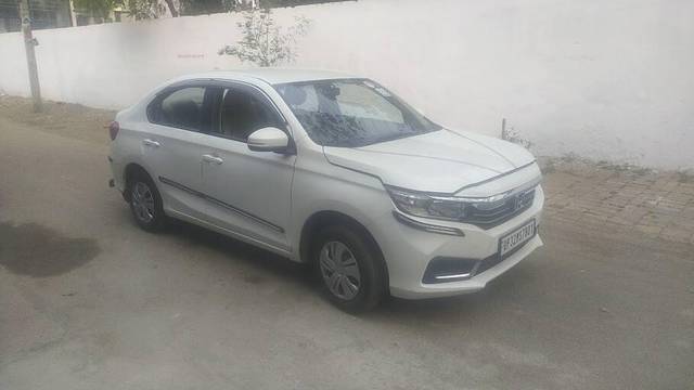 https://images10.gaadi.com/usedcar_image/3400735/original/VCC_IMG_1679135887279_1715009_334_1679136203_a0262855-8174-4f95-b4b0-50fc62bc7ee1.jpg?imwidth=6401