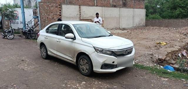 https://images10.gaadi.com/usedcar_image/3402445/original/VCC_1716096_116_1679379714_68469273-b6d0-4ee3-af4f-d2fda5673747.jpg?imwidth=6400