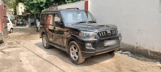 https://images10.gaadi.com/usedcar_image/3404511/original/VCC_1717121_116_1679551841_344154b1-5db6-48ac-bb75-9380ce9cafbc.jpg?imwidth=6400